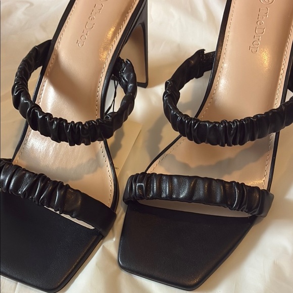 Modern Black Ruched Leather Heels - Picture 4 of 9